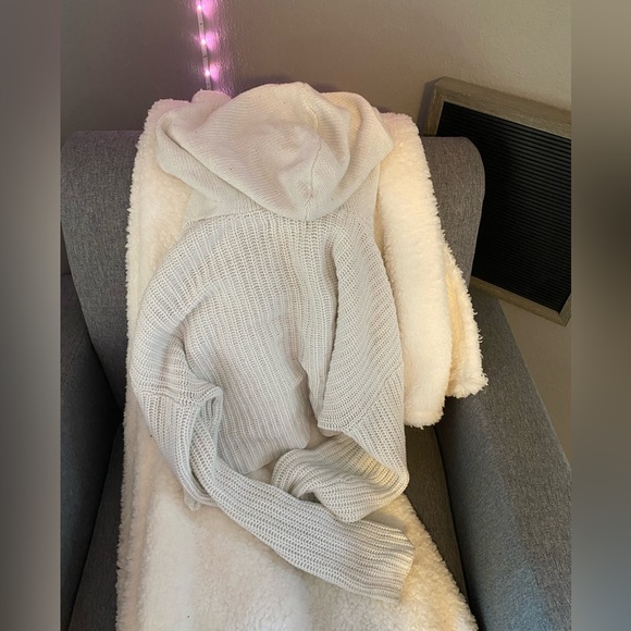 White Aeropostale cropped sweater w/hood! - Picture 3 of 3